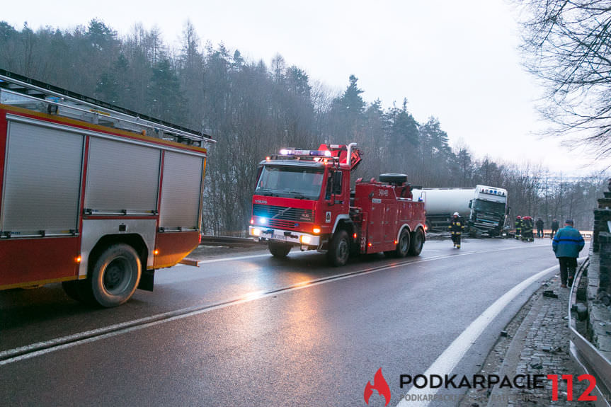 Tir poza drogą w Komborni