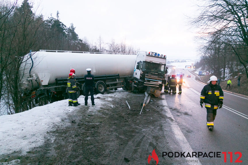 Tir poza drogą w Komborni