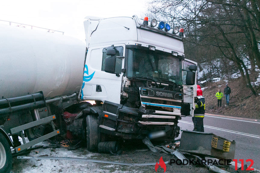 Tir poza drogą w Komborni