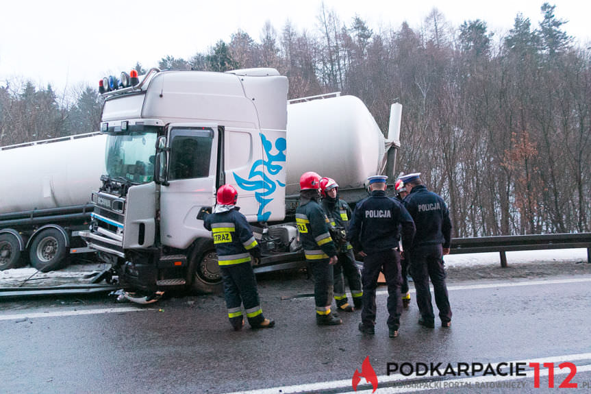 Tir poza drogą w Komborni