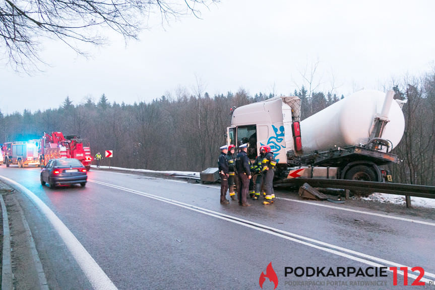 Tir poza drogą w Komborni