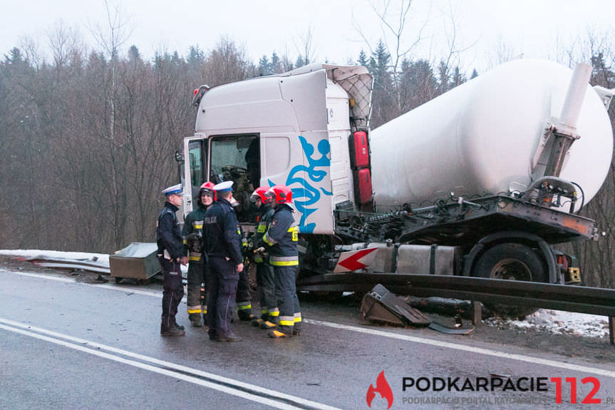 Tir poza drogą w Komborni