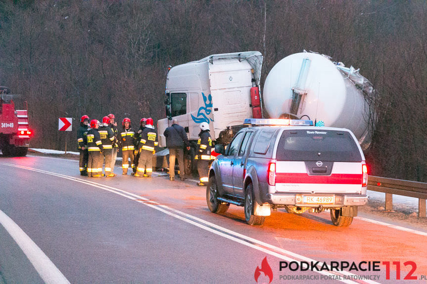 Tir poza drogą w Komborni