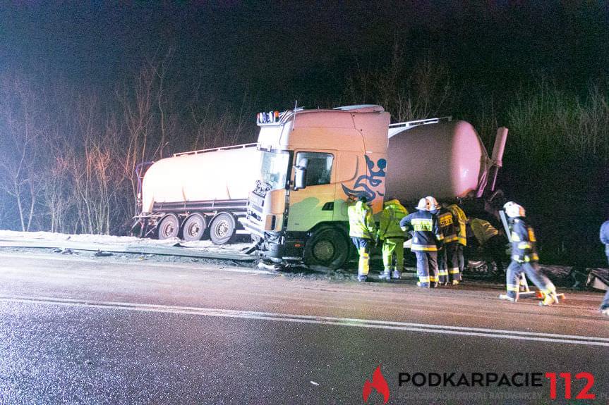 Tir poza drogą w Komborni