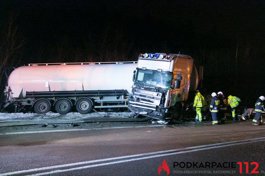 Tir poza drogą w Komborni