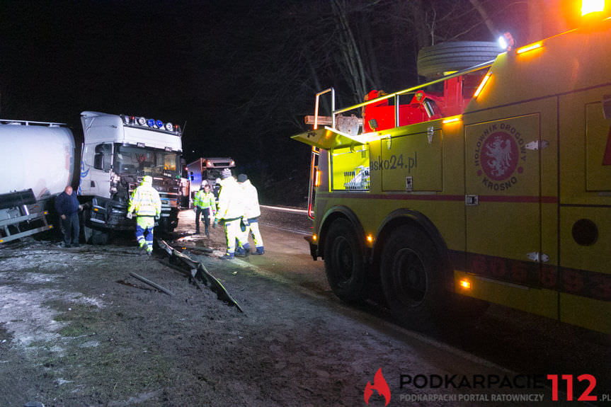 Tir poza drogą w Komborni