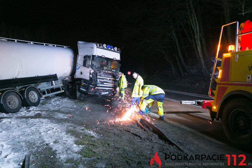 Tir poza drogą w Komborni