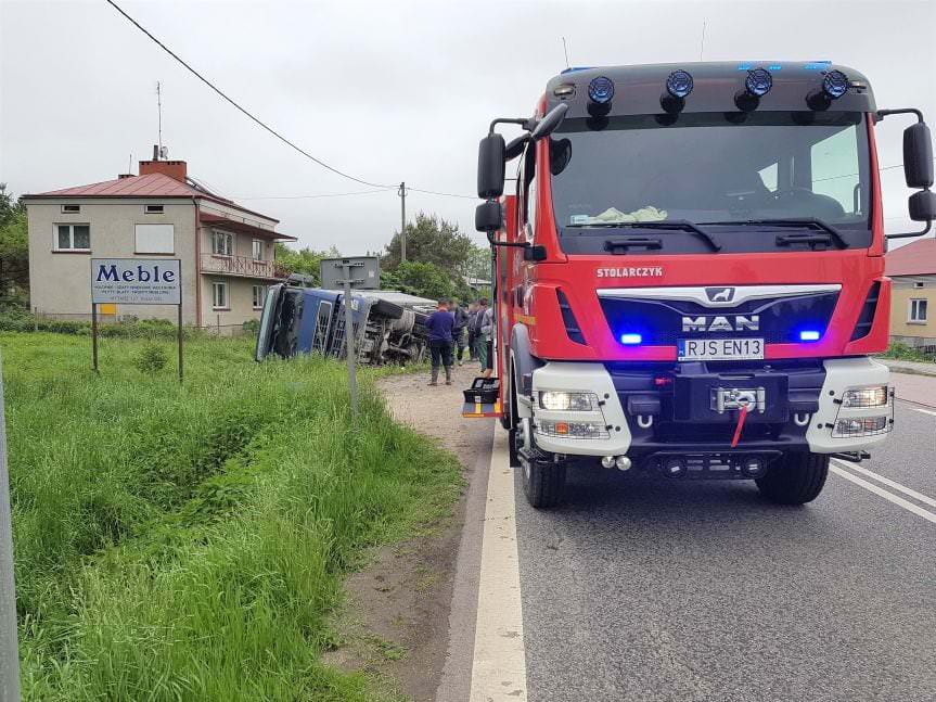 Toki. Samochód ciężarowy wjechał do przydrożnego rowu