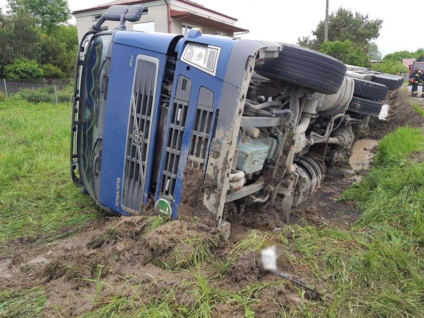 Toki. Samochód ciężarowy wjechał do przydrożnego rowu