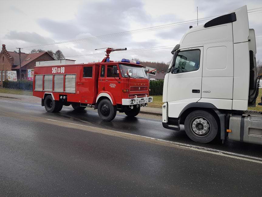 Twierdza. Samochodem osobowym uderzył w naczepę samochodu ciężarowego