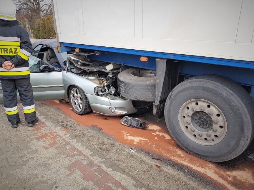 Twierdza. Samochodem osobowym uderzył w naczepę samochodu ciężarowego