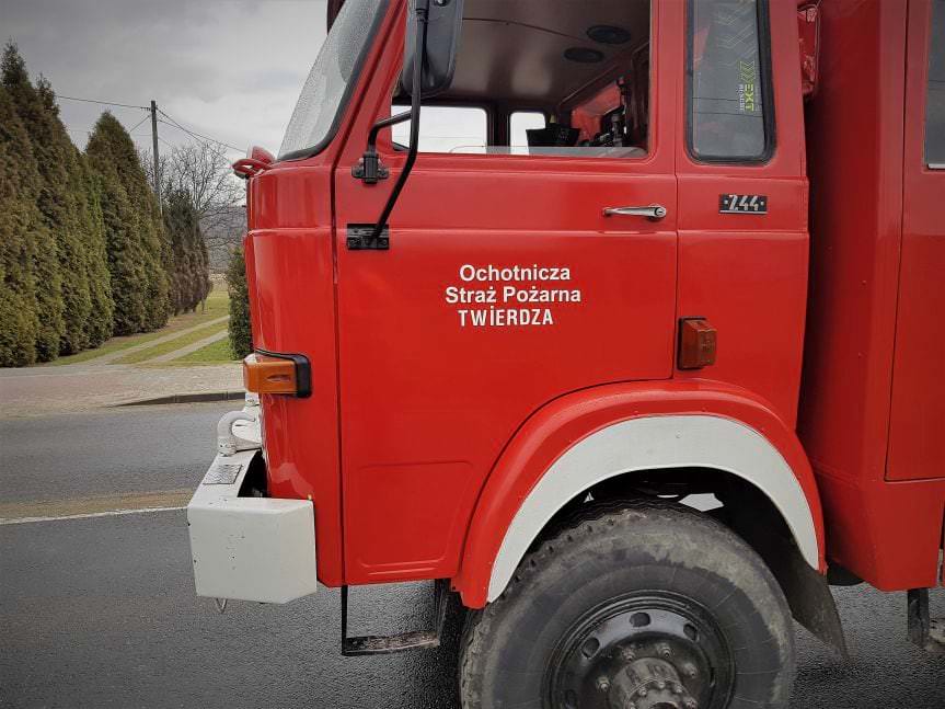 Twierdza. Samochodem osobowym uderzył w naczepę samochodu ciężarowego