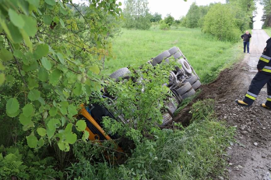 WĘGLÓWKA. Cysterna i wóz strażacki zsunęły się z nasypu