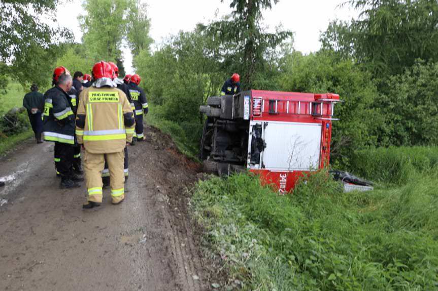 WĘGLÓWKA. Cysterna i wóz strażacki zsunęły się z nasypu