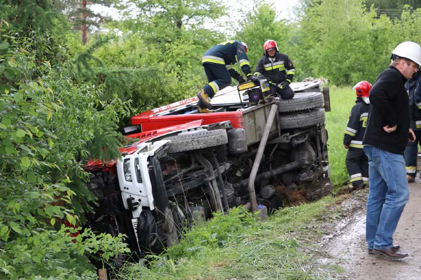 WĘGLÓWKA. Cysterna i wóz strażacki zsunęły się z nasypu