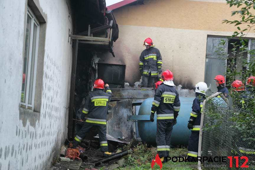 Wybuch i pożar na terenie stolarni w Żarnowcu