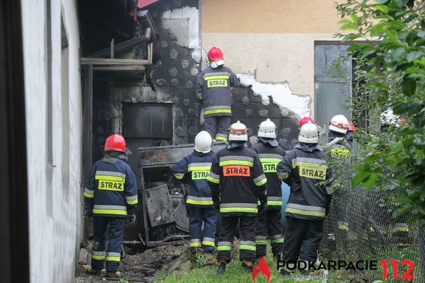 Wybuch i pożar na terenie stolarni w Żarnowcu