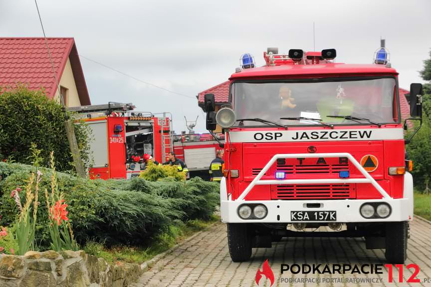 Wybuch i pożar na terenie stolarni w Żarnowcu