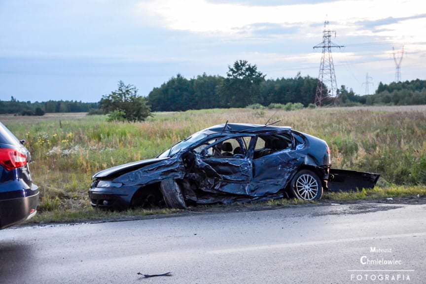 Wypadek dwóch samochodów, trzy osoby ranne Stale