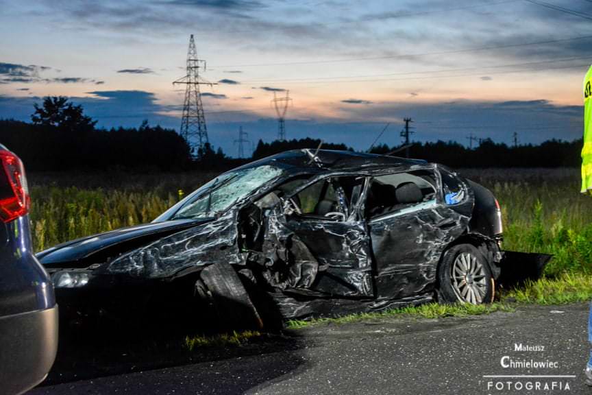 Wypadek dwóch samochodów, trzy osoby ranne Stale