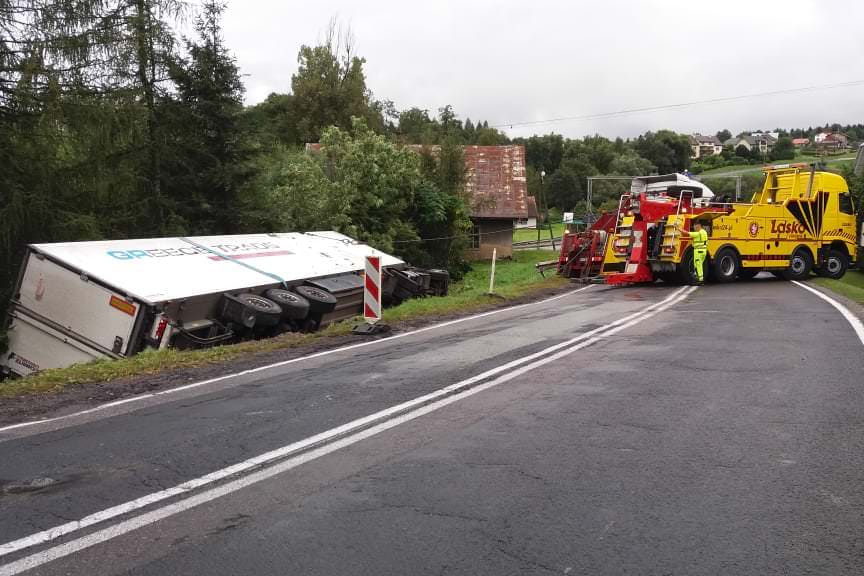 Wypadek tira w Jasienicy Rosielnej