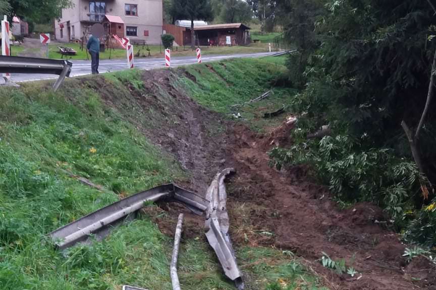 Wypadek tira w Jasienicy Rosielnej