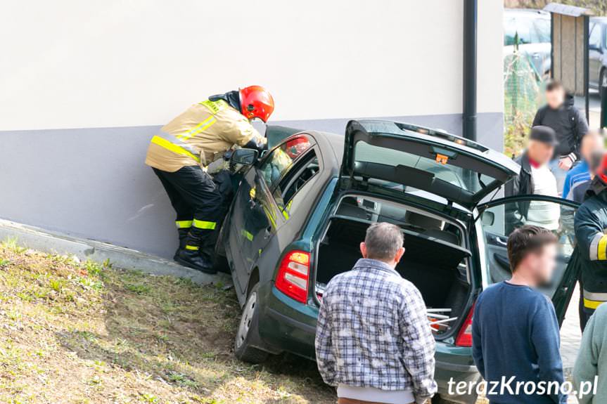 Wypadek w Głowience. Samochód uderzył w ścianę domu