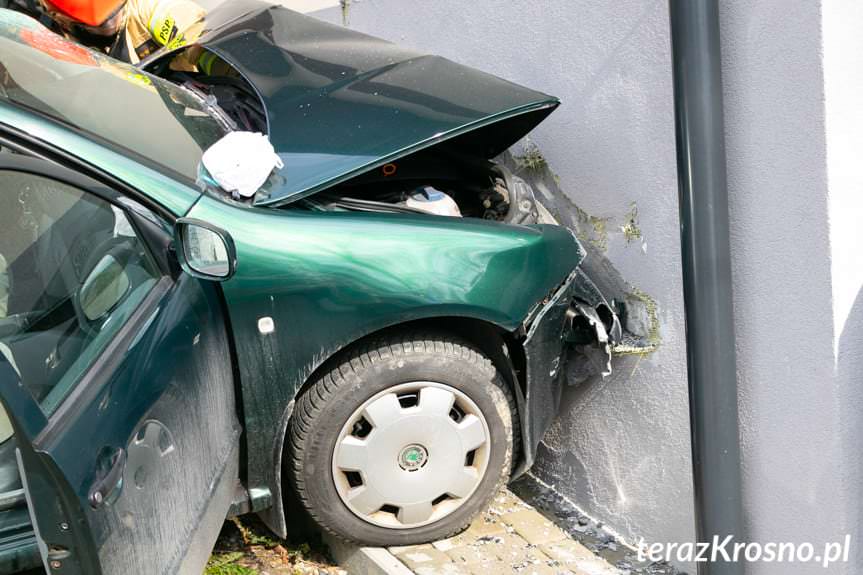 Wypadek w Głowience. Samochód uderzył w ścianę domu