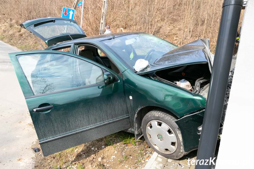 Wypadek w Głowience. Samochód uderzył w ścianę domu