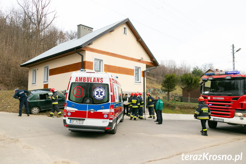 Wypadek w Głowience. Samochód uderzył w ścianę domu