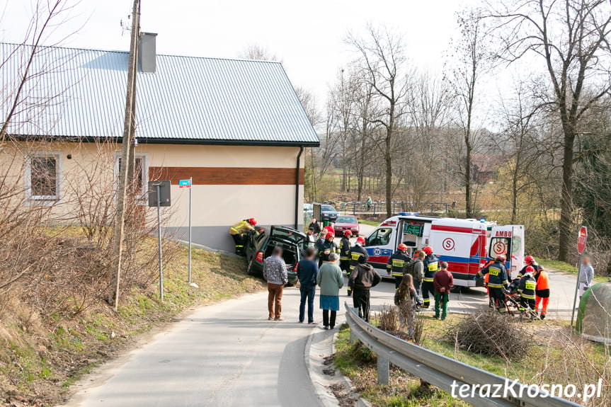 Wypadek w Głowience. Samochód uderzył w ścianę domu