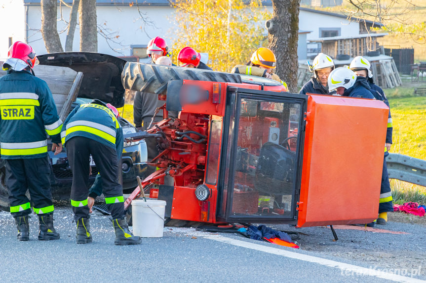 Wypadek w Iwli. Zderzenie samochodu osobowego z ciągnikiem rolniczym