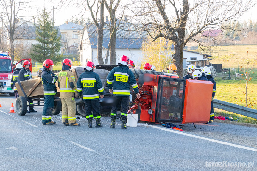 Wypadek w Iwli. Zderzenie samochodu osobowego z ciągnikiem rolniczym