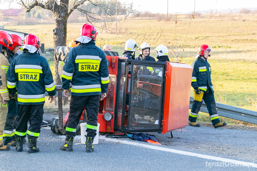 Wypadek w Iwli. Zderzenie samochodu osobowego z ciągnikiem rolniczym