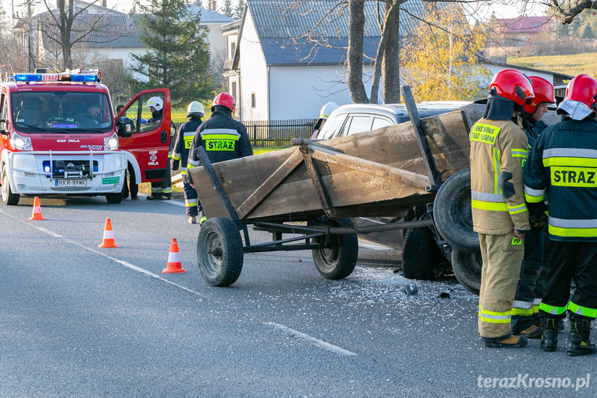 Wypadek w Iwli. Zderzenie samochodu osobowego z ciągnikiem rolniczym