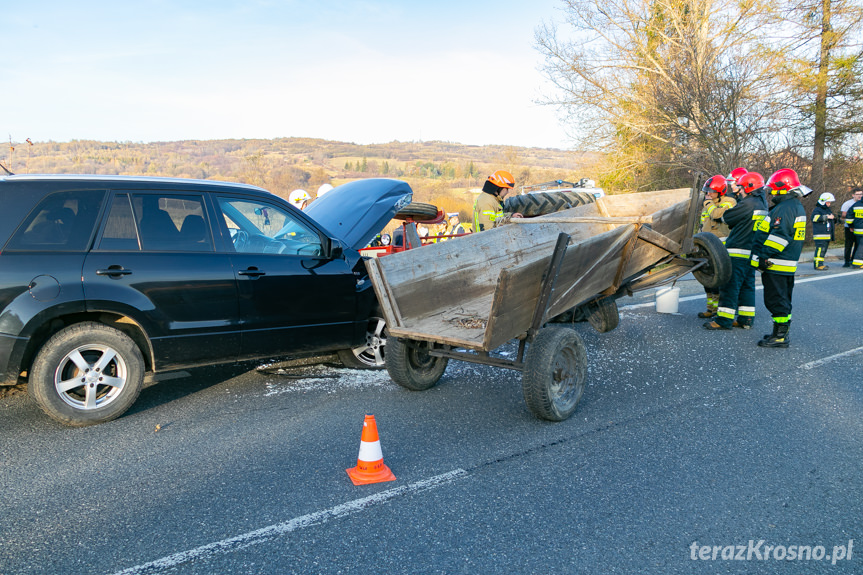 Wypadek w Iwli. Zderzenie samochodu osobowego z ciągnikiem rolniczym