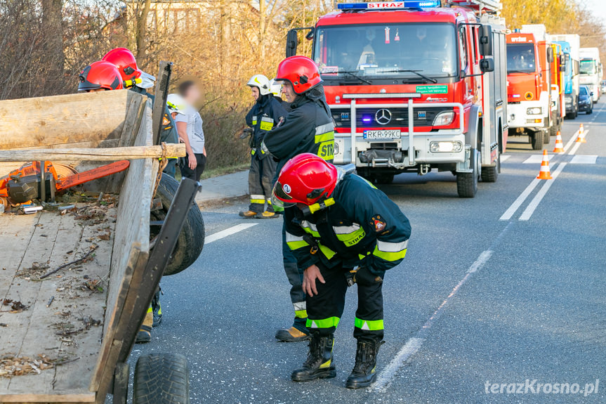 Wypadek w Iwli. Zderzenie samochodu osobowego z ciągnikiem rolniczym