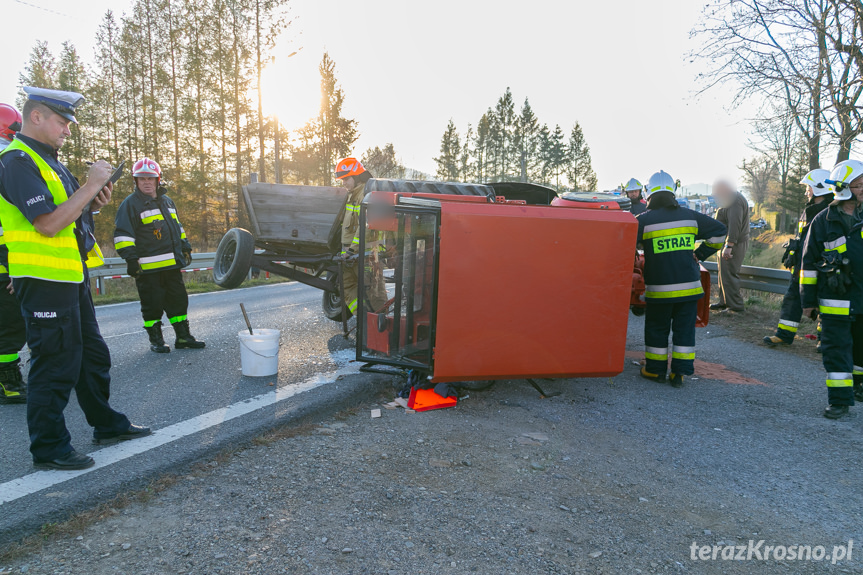 Wypadek w Iwli. Zderzenie samochodu osobowego z ciągnikiem rolniczym