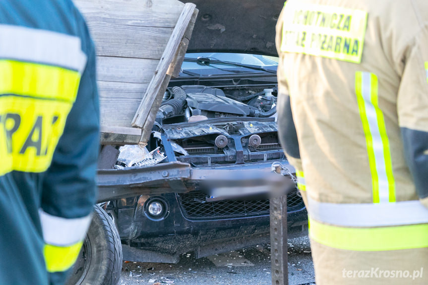 Wypadek w Iwli. Zderzenie samochodu osobowego z ciągnikiem rolniczym