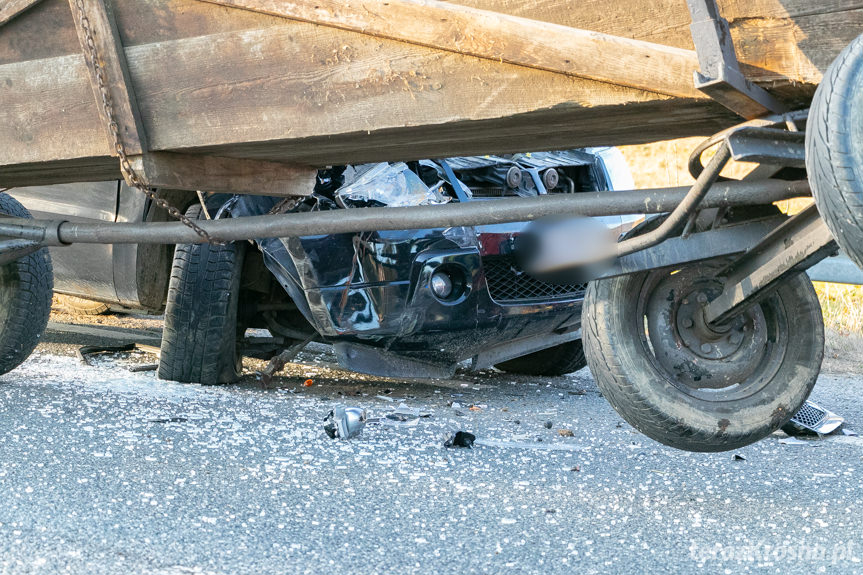 Wypadek w Iwli. Zderzenie samochodu osobowego z ciągnikiem rolniczym