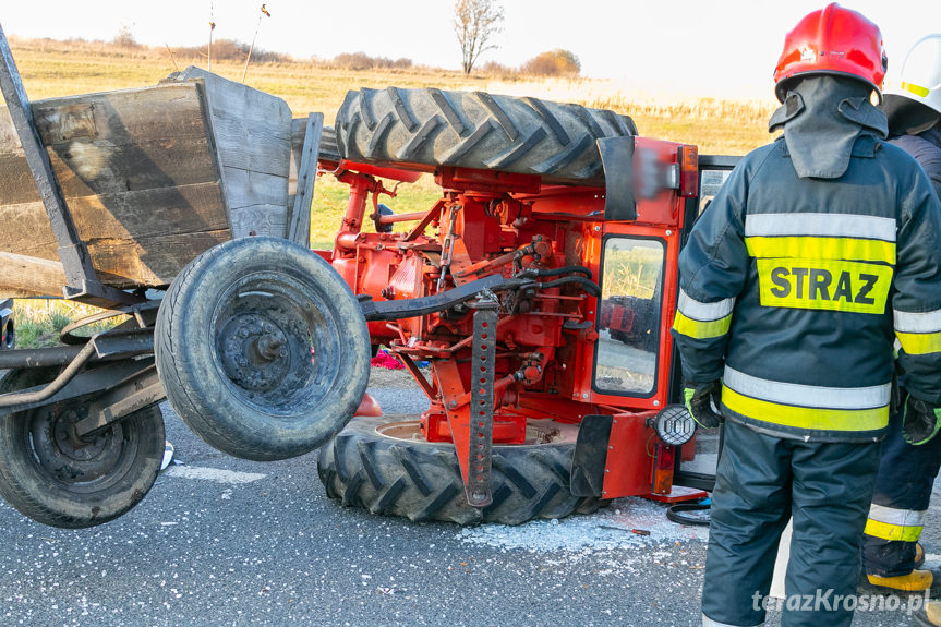 Wypadek w Iwli. Zderzenie samochodu osobowego z ciągnikiem rolniczym