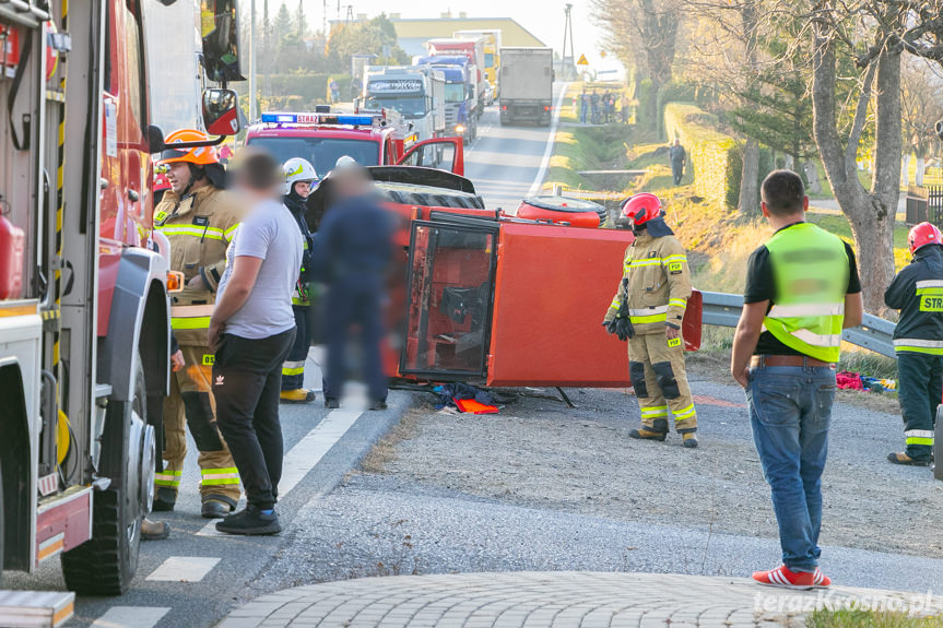 Wypadek w Iwli. Zderzenie samochodu osobowego z ciągnikiem rolniczym