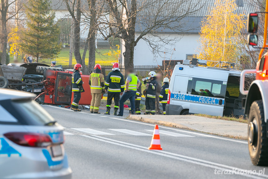 Wypadek w Iwli. Zderzenie samochodu osobowego z ciągnikiem rolniczym