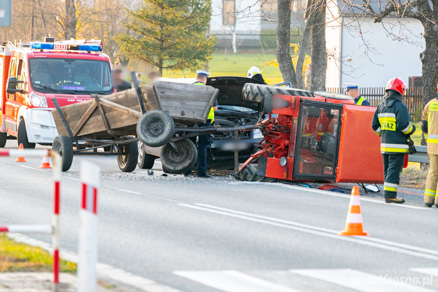 Wypadek w Iwli. Zderzenie samochodu osobowego z ciągnikiem rolniczym