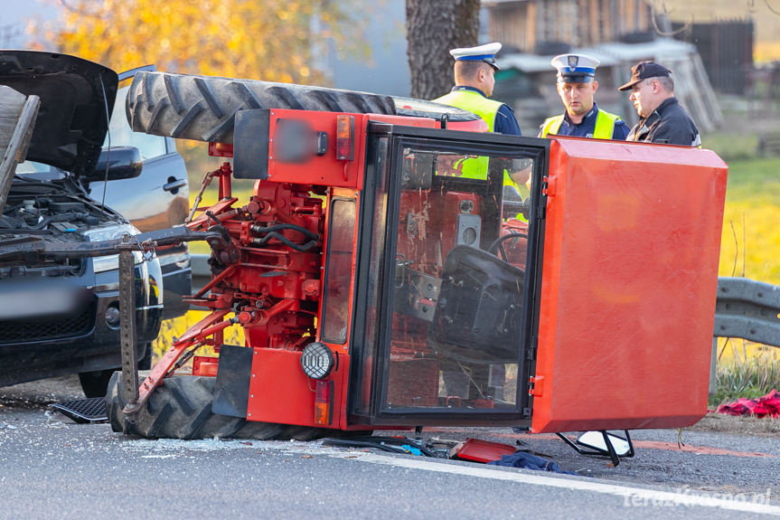 Wypadek w Iwli. Zderzenie samochodu osobowego z ciągnikiem rolniczym