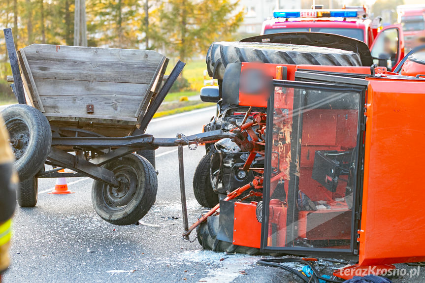 Wypadek w Iwli. Zderzenie samochodu osobowego z ciągnikiem rolniczym