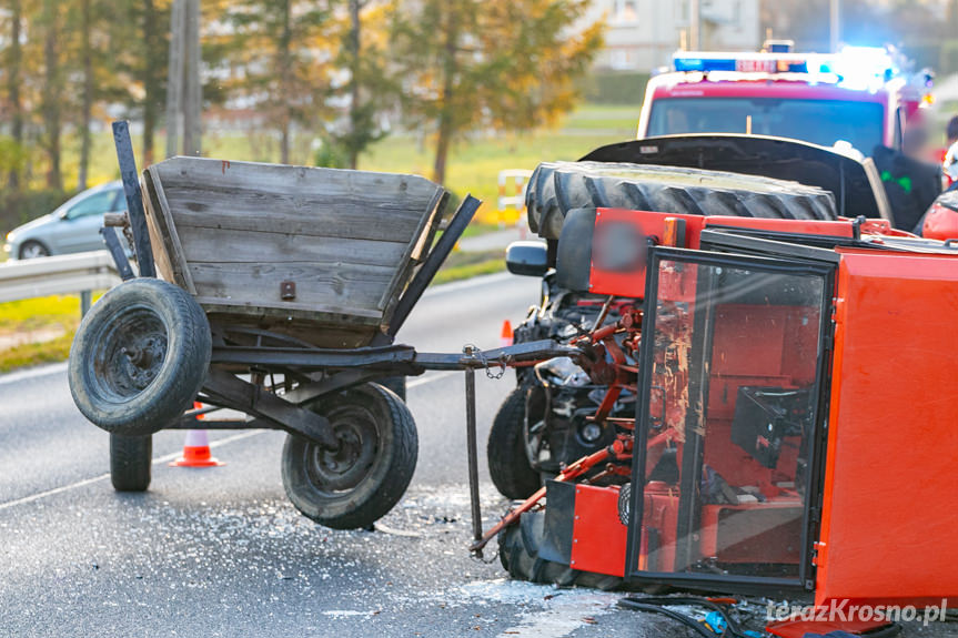 Wypadek w Iwli. Zderzenie samochodu osobowego z ciągnikiem rolniczym