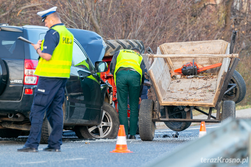 Wypadek w Iwli. Zderzenie samochodu osobowego z ciągnikiem rolniczym