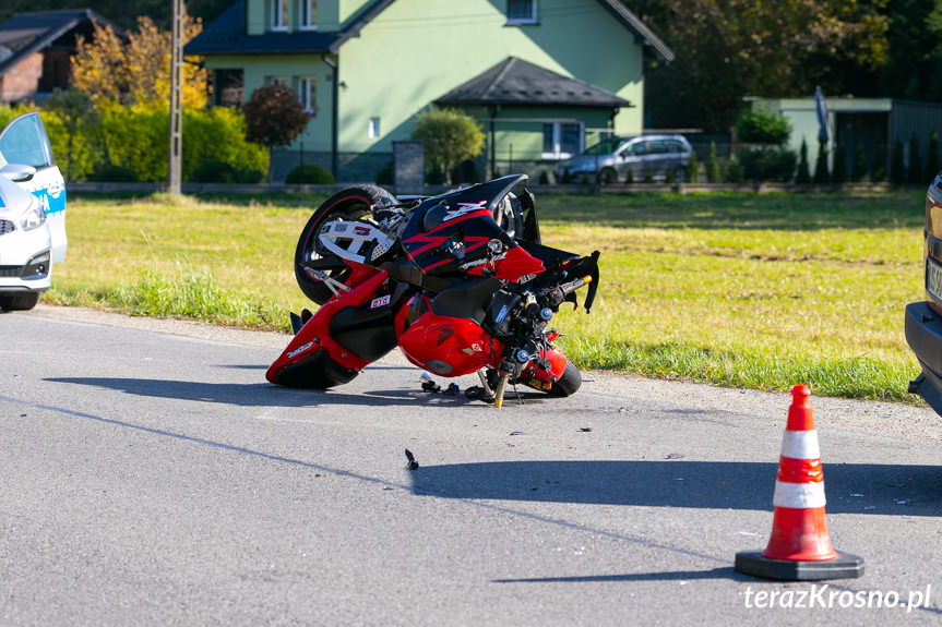 Wypadek w Kątach. Zderzenie motocykla z samochodem osobowym