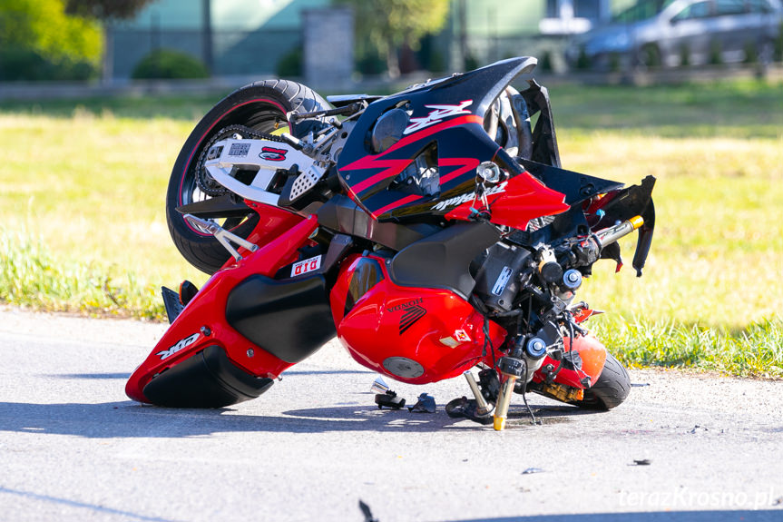 Wypadek w Kątach. Zderzenie motocykla z samochodem osobowym